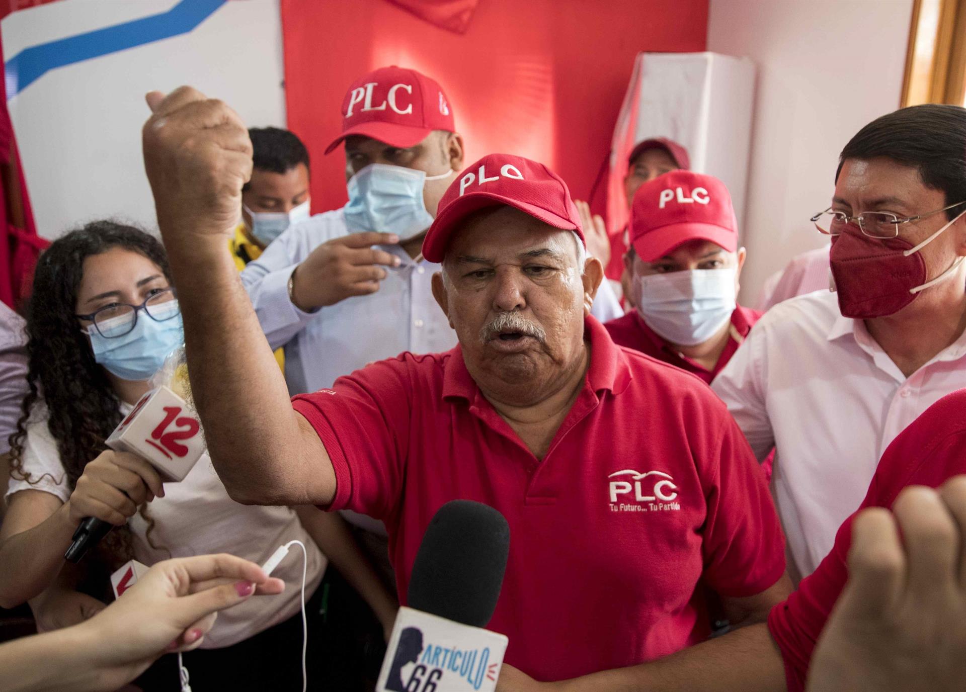 Managua.- El empresario nicaragüense Milton Arcia renunció este sábado a su candidatura presidencial por el opositor Partido Liberal Constitucionalista (PLC) para las elecciones del 7 de noviembre próximo, luego de que ese colectivo pidiera sacar de la contienda a la Alianza Ciudadanos por la Libertad (CxL), principal de oposición. Arcia, un empresario turístico, dijo a los periodistas que las autoridades del PLC no recibieron su carta de renuncia irrevocable, sin embargo ya nombraron e inscribieron ante el Poder Electoral a su sustituto, el diputado Walter Espinoza. "Lo lamentable es que antes de que pusiéramos la renuncia, ya nos habían sacado" como candidato presidencial, señaló. Arcia dijo que la presidenta nacional y representante legal del PLC, la diputada María Haydée Osuna, retiró su candidatura ante el Poder Electoral e inscribió la de Espinoza, "como que si el partido fuera una hacienda de ella", sin la autorización de la directiva de ese colectivo. El empresario turístico había anunciado en la víspera que renunciaría a su candidatura a la Presidencia de Nicaragua luego de que el PLC solicitara al Consejo Supremo Electoral (CSE) sacar del proceso de elecciones a la Alianza CxL por presuntamente violar la Ley Electoral y otras leyes, como en efecto ocurrió. El PLC, fundado por el expresidente Arnoldo Alemán (1997-2002), segunda fuerza política en la Asamblea Nacional (Parlamento) y al que distintos sectores de la oposición señalan de ser colaborador del gobernante Frente Sandinista de Liberación Nacional (FSLN), nombró como su candidato presidencial a Espinoza, que fue conductor de Osuna. El CSE resolvió el viernes sacar del proceso de elecciones a la Alianza CxL, cuando faltan tres meses para los comicios, allanando el camino al presidente del país, el sandinista Daniel Ortega, quien busca una nueva reelección. A través de una resolución, los magistrados electorales, partidarios del presidente Ortega, decidieron cancelar la personalidad jurídica al partido CxL, que encabezaba una alianza electoral junto a un partido indígena y una organización cívica, entre otros razones por haber inscritos como candidatos a los cargos de elección popular a personas consideradas como "traidores de la patria". En el actual proceso electoral las autoridades nicaragüenses han arrestado a más de una treintena de dirigentes opositores, entre ellos siete aspirantes presidenciales. El Consejo Electoral también ha cancelado la personalidad jurídica a tres partidos políticos, y el Parlamento, donde el oficialismo tiene mayoría absoluta, reformó la Ley Electoral, la cual estableció un mayor control en la estructura electoral a favor de los sandinistas. El presidente Ortega, un exguerrillero próximo a cumplir 76 años, busca su quinto mandato de cinco años, cuarto de forma consecutiva y segundo junto con su esposa, la vicepresidenta Rosario Murillo, en las elecciones de noviembre.