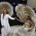 Celebridades rinden tributo a Estados Unidos en el retorno de la Met Gala