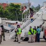 EE.UU. empieza a deportar haitianos retenidos en la frontera