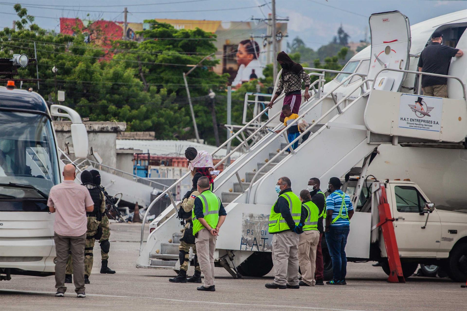 EE.UU. empieza a deportar haitianos retenidos en la frontera