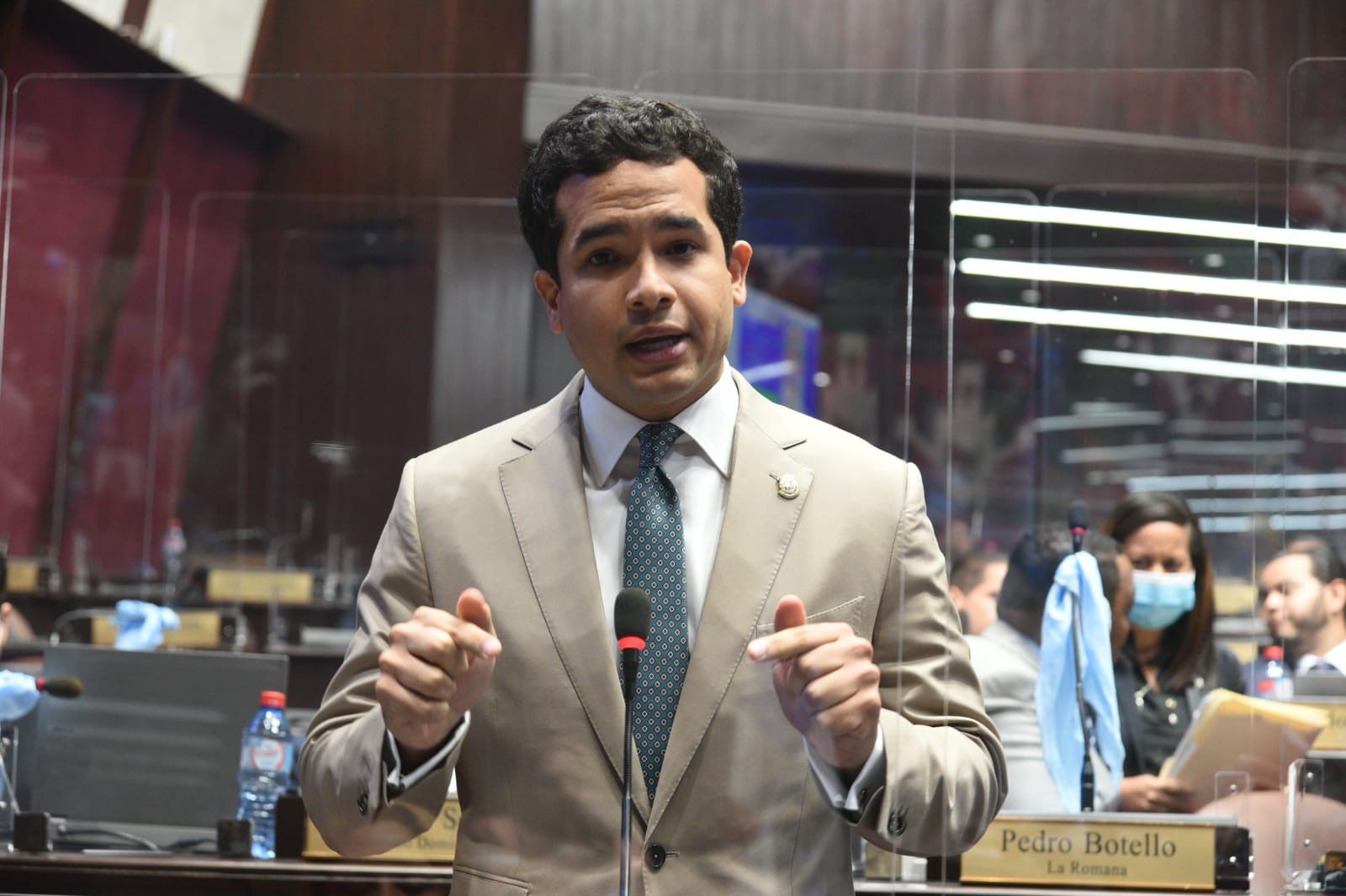 Omar Fernández somete proyecto que penalizaría hasta con prisión el maltrato animal