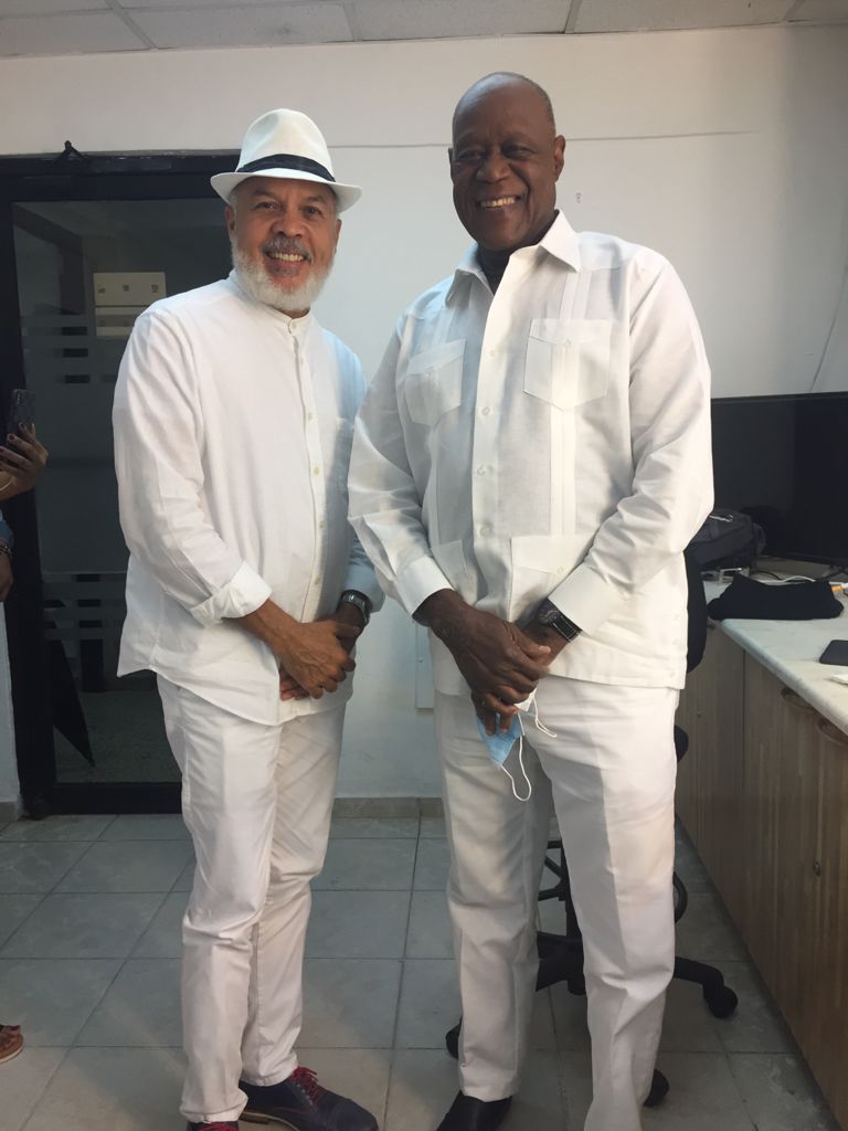 Enrique Félix estrena “Temperatura ambiente” en colaboración con el merenguero Johnny Ventura