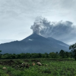 Entra en erupción volcán de fuego en Guatemala