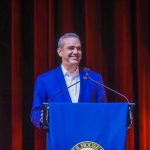 Abinader busca eliminar cobro de 10 dólares a viajeros dominicanos y reducir impuestos en boletos aéreos
