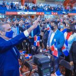 Presidente Abinader juramenta más de 1,200 jóvenes de padres dominicanos, nacidos en EEUU