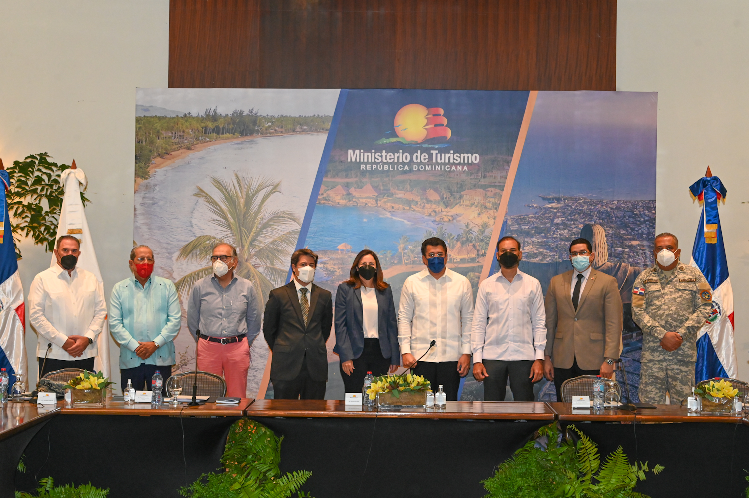 Anuncian aplicación de dosis de refuerzo a empleados del sector turístico