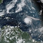 Huracán Sam provocará oleaje intenso en costa este de EEUU