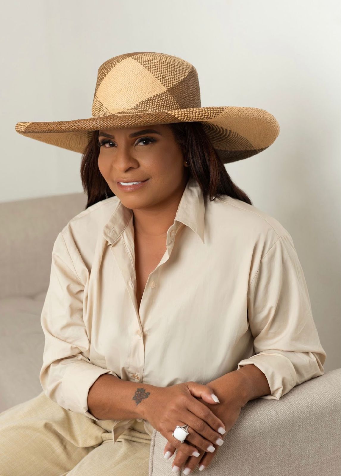 Josefina Cabrera lanza colección de sombreros artesanales