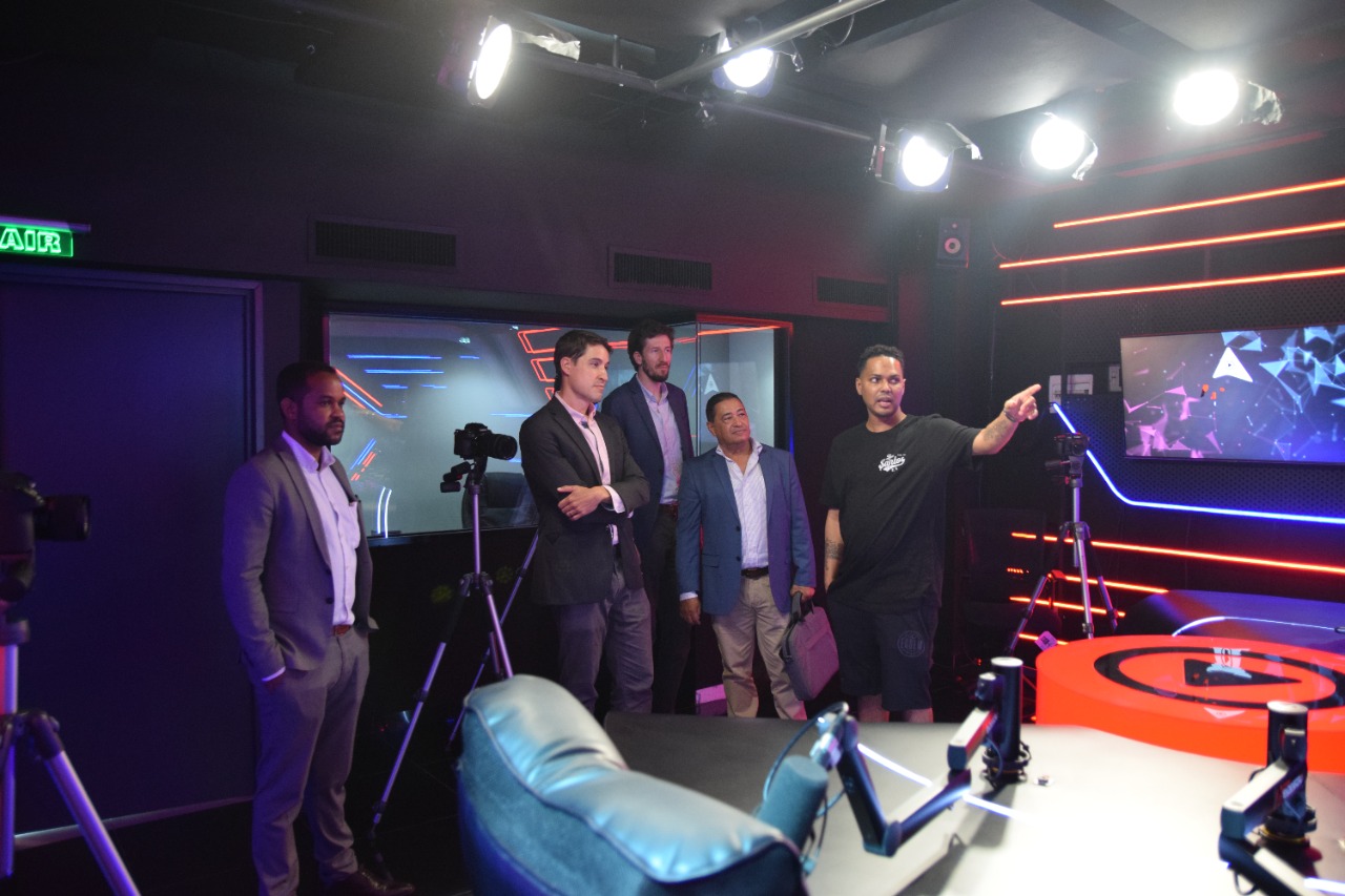 Ejecutivos de Agencia EFE visitan instalaciones de Alofoke Media Group; tratan temas de trabajos a futuro