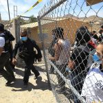 Hallan a 42 migrantes centroamericanos encerrados en casa de centro de México