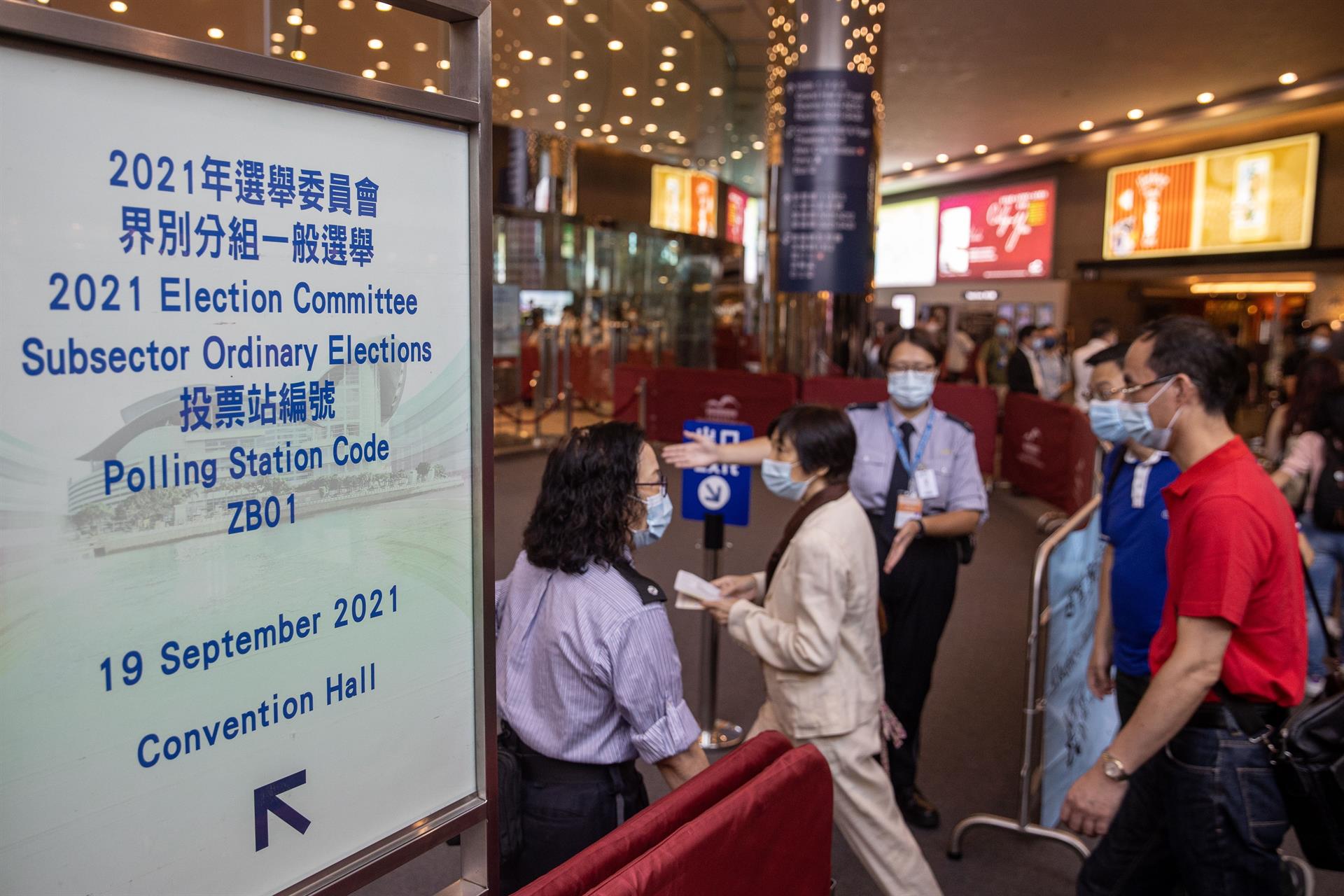 Hong Kong despliega 5,000 agentes para voto restringido al Comité Electoral