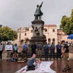 Protestan pidiendo retirada de estatua de Colón en Zona Colonial