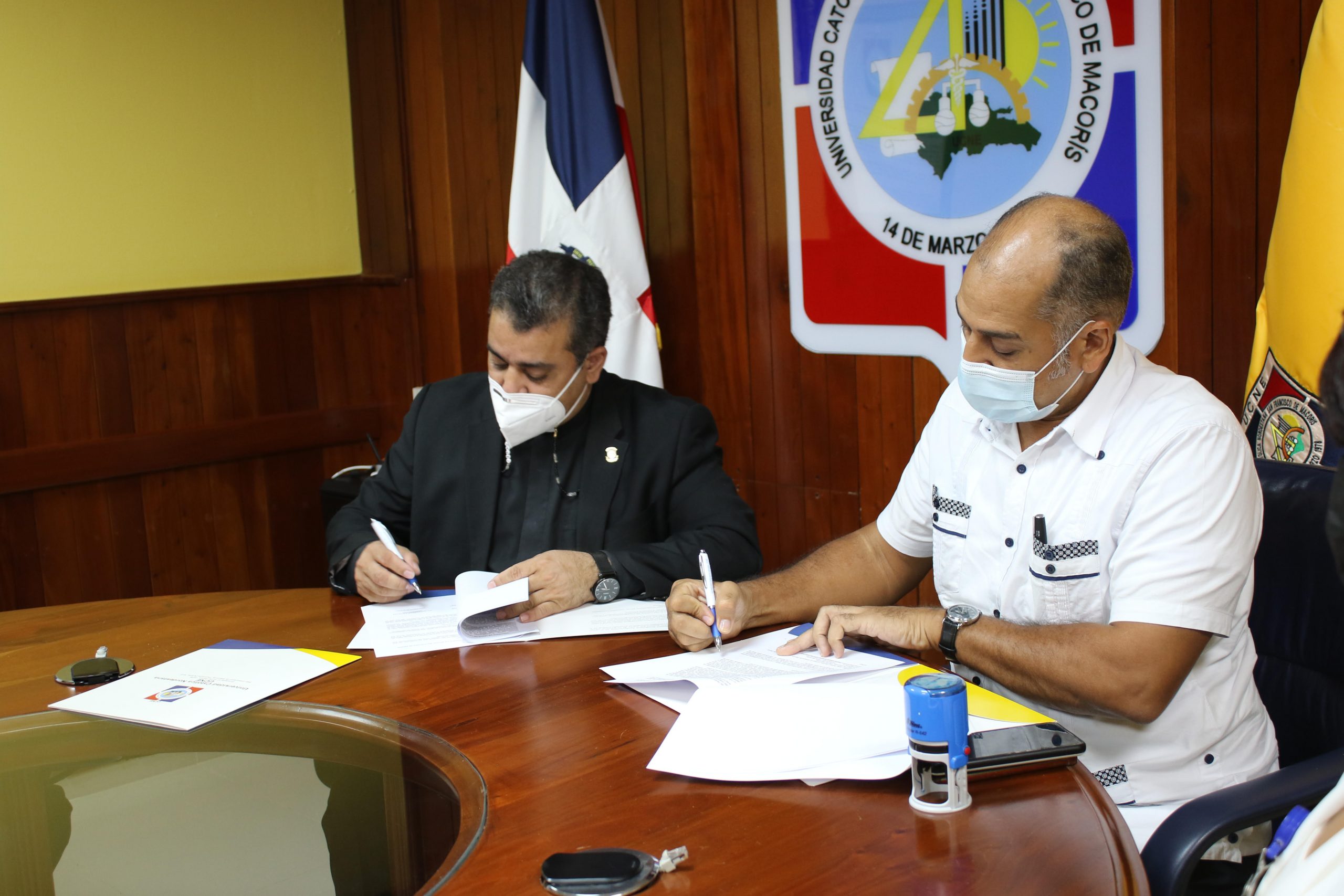 Firman convenio para implementación de plataforma internacional de aprendizaje inglés