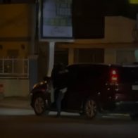 Con armas largas en manos hombres asaltan farmacia en La Vega