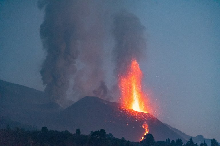 Un terremoto de magnitud 4,9 sacudió la isla de La Palma, el mayor desde la erupción del volcán