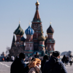 Rusia prohíbe reuniones masivas en medio de aumento de casos de COVID-19