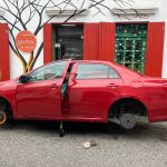 Roban las cuatro gomas de vehículos a residente de la Ciudad Colonial