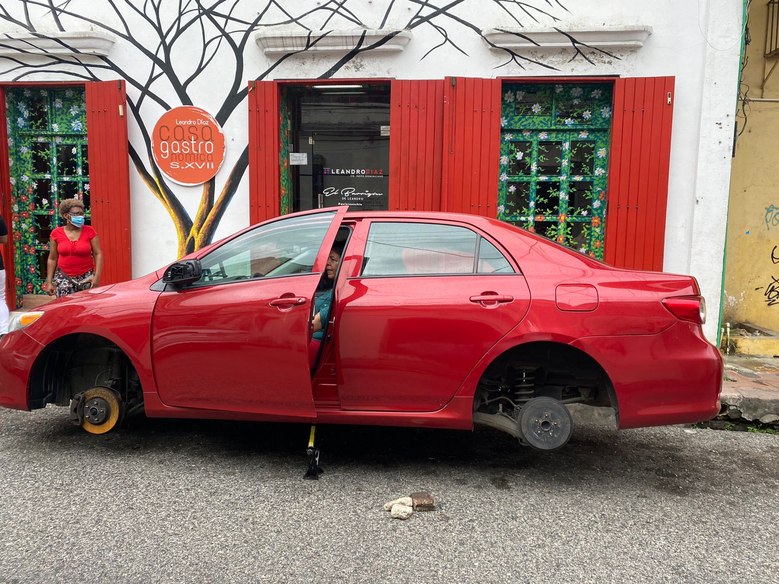 Roban las cuatro gomas de vehículos a residente de la Ciudad Colonial
