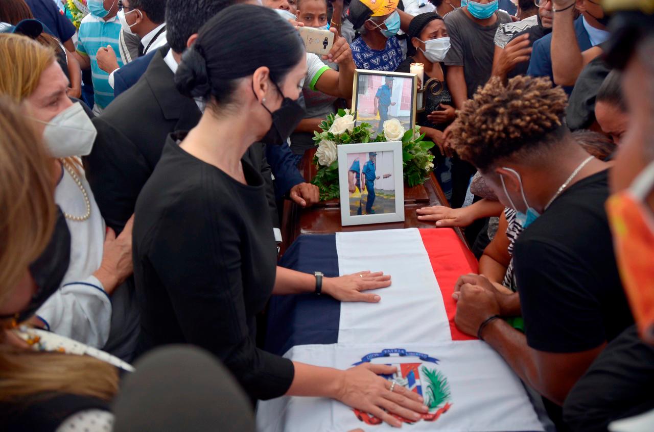 La primera dama acude al funeral de los tres bomberos muertos en incendio
