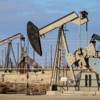 El precio del petróleo intermedio de Texas (WTI) cerró este viernes con una caída del 3,7 % y se situó en 76,10 dólares, sellando su cuarta semana consecutiva a la baja.