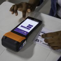 El Gobierno presenta un certificado de vacunación con código QR