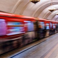 hombre muere arrollado en el metro de Moscú cuando intentaba salvar a un suicida que sí sobrevivió