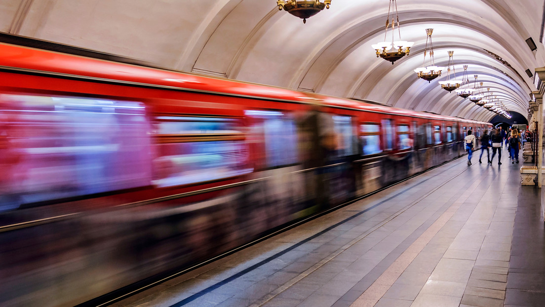 hombre muere arrollado en el metro de Moscú cuando intentaba salvar a un suicida que sí sobrevivió