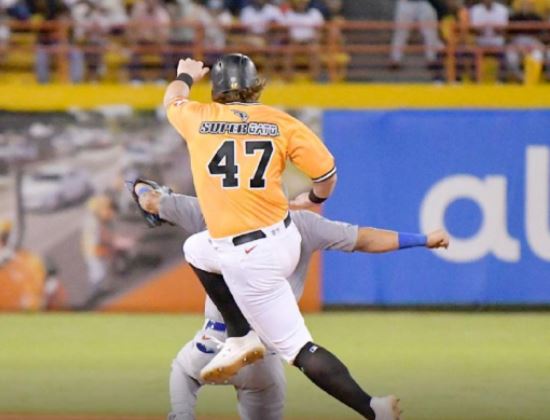 Águilas Cibaeñas dejan en el terreno a los Tigres del Licey en Santiago