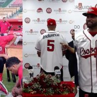 Fanáticos compran camisetas del Escogido con el número de Albert Pujols a cinco mil pesos