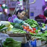 China pide a su población abastecerse de comida tras rebrote de COVID-19