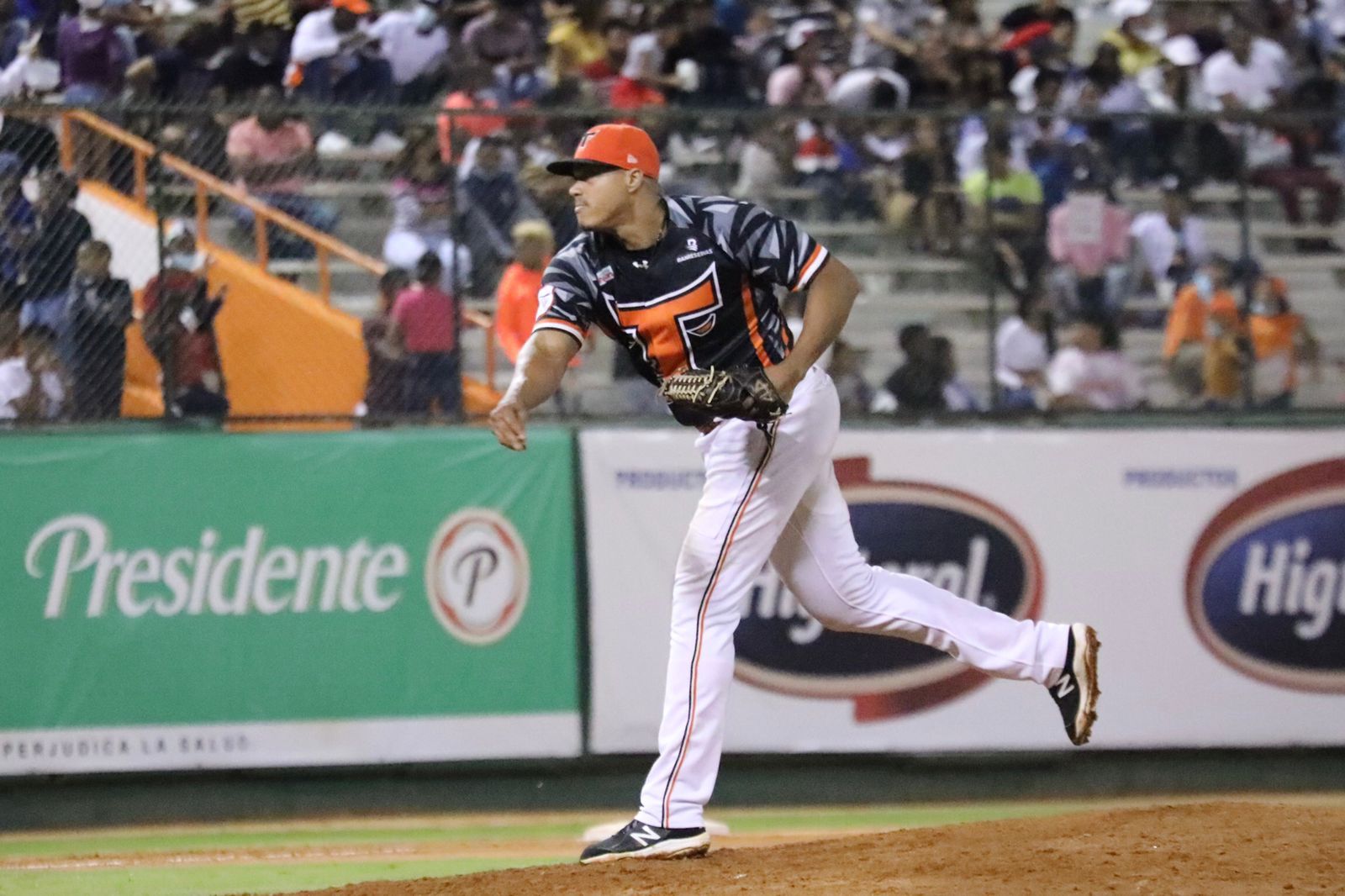 Estampida taurina mantiene a Tigres enjaulados