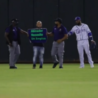 Hombre interrumpe juego con pancarta “Abinader necesito un empleo”