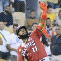 Jonrón de Marcell Ozuna guía triunfo de Gigantes sobre Águilas; suben al primero