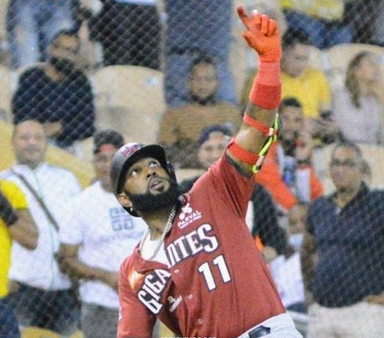 Jonrón de Marcell Ozuna guía triunfo de Gigantes sobre Águilas; suben al primero