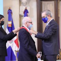 Presidente Luis Abinader condecora al padre José Luis Sáez