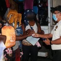 Guatemala detiene a 54 migrantes haitianos en furgón y los envía a Honduras