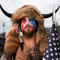 Condenan a 41 meses de prisión al "vikingo" que participó en el asalto al Capitolio de EE.UU.
