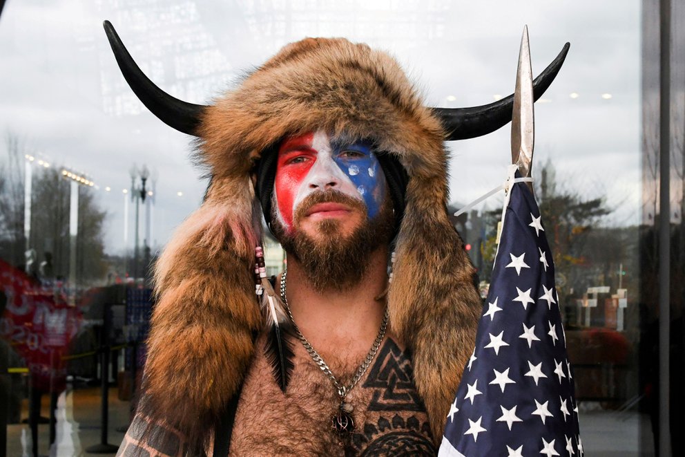 Condenan a 41 meses de prisión al "vikingo" que participó en el asalto al Capitolio de EE.UU.
