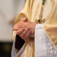 Destituyen párroco italiano tras permitir reunión de grupo antivacunas en su iglesia