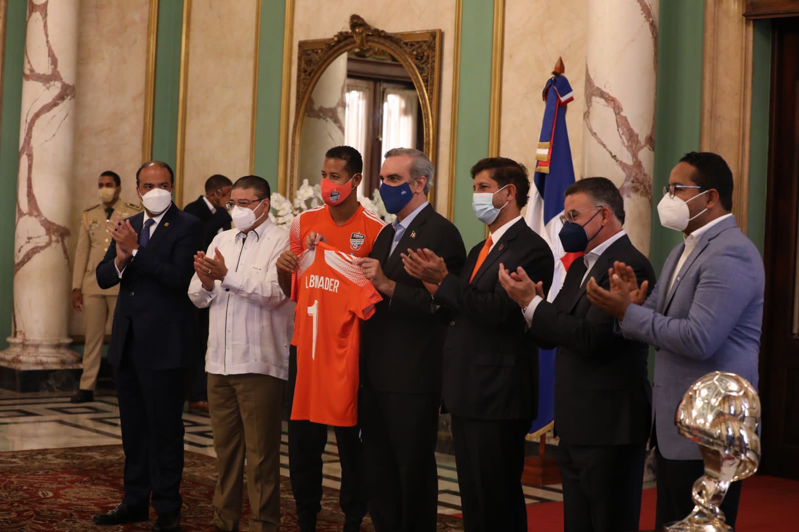Presidente Abinader recibe al equipo Cibao FC, campeón de la LDF 2021