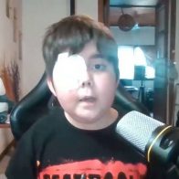 Familia de Tomiii11 recibe botón de diamante póstumo de YouTube en Chile