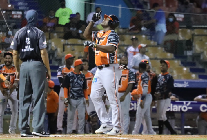 Toros frenan bates de Leones; provocan triple empate en cuarta posición
