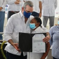 El presidente Luis Abinader, entregó 650 títulos de propiedad en la provincia de Azua a igual número de familias, lo que a su vez se traduce en beneficio de más de 2,600 personas.