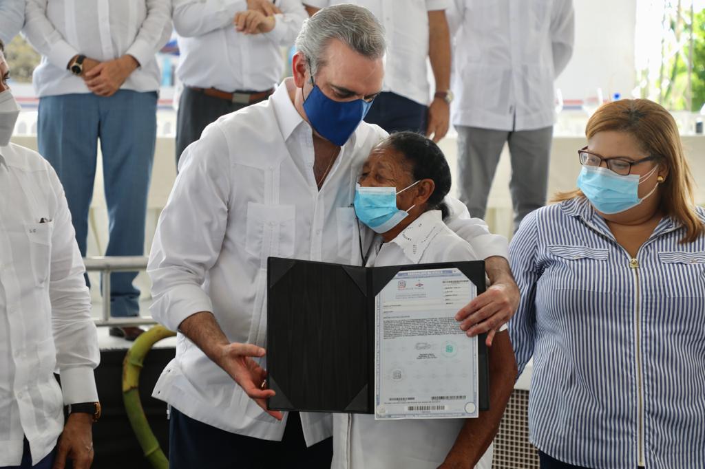 El presidente Luis Abinader, entregó 650 títulos de propiedad en la provincia de Azua a igual número de familias, lo que a su vez se traduce en beneficio de más de 2,600 personas.