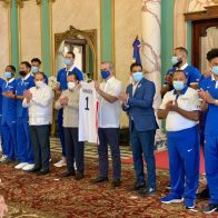 Abinader entrega Bandera Nacional a la Selección Dominicana de Baloncesto