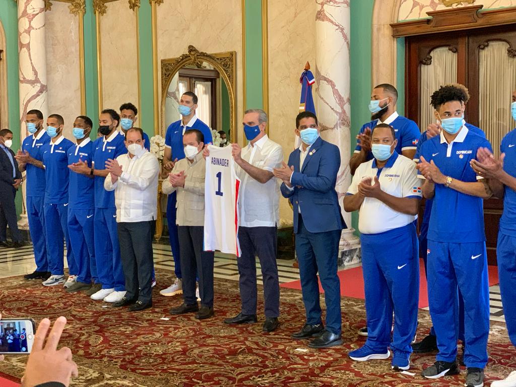 Abinader entrega Bandera Nacional a la Selección Dominicana de Baloncesto