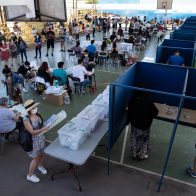 Chile comienza conteo de una decisiva elección con retraso en algunas mesas