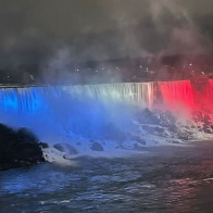 Iluminan cataratas del Niagara con colores de bandera RD en honor a Hermanas Mirabal