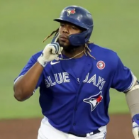 ¡Palo largooo! Vlad Guerrero Jr. batea jonrón de 467 pies