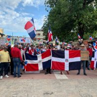 Protestan en oposición a la vacuna contra la COVID-19 en Parque Independencia